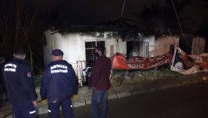 Yanan evde bayılan kadını, komşuları kapıyı kırarak kurtardı