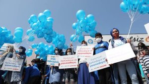 Yüzlerce mavi balon mavi gökyüzüyle buluştu