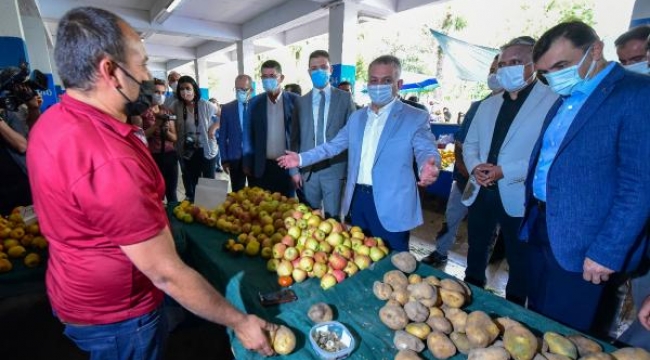Semt pazarındaki valiye çöpe dökülen sebze serzenişi