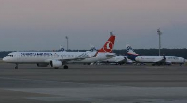 Rusya'dan turist taşıyan ilk uçak Antalya'da