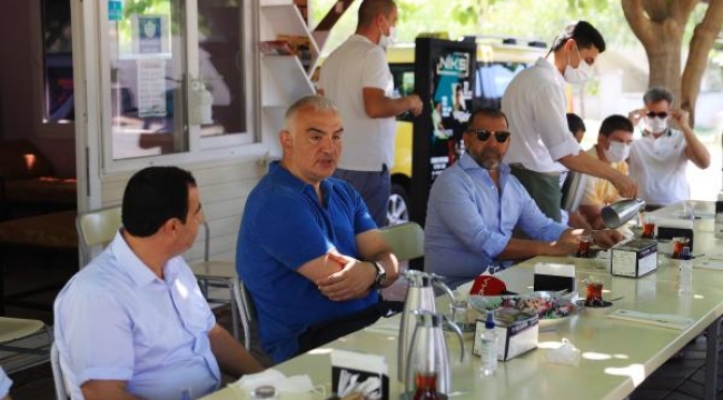 Bakan Ersoy'dan taksicilere bayram ziyareti