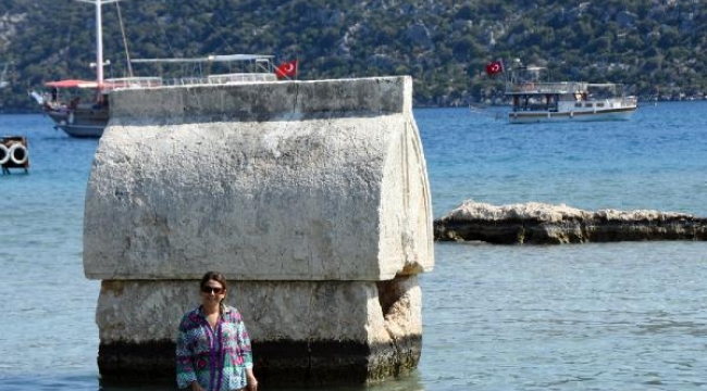 Deniz yüzeyindeki anıt mezarda 'fotoğraf' turizmi