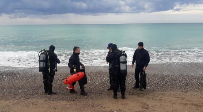 Kaçak göçmenler, Kıbrıs'a gitmek için bindikleri tekneden denize atıldı
