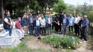 Aksu, mezarı başında anıldı