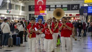 Antalya Havalimanı'nda 23 Nisan coşkusu