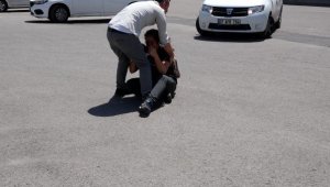 Bariyerlere çarpan taksinin şoförü öldü, yakınları gözyaşı döktü