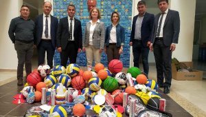 Öğrenciler için spor malzemesi dağıtıldı