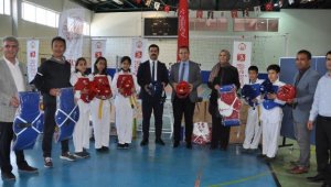 Öğrencilere spor malzemesi desteği