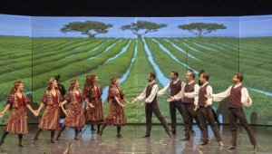 Orkestra eşliğinde türküler ve dans