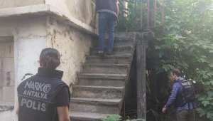 Polis denetiminde 10 şüpheli uyuşturucuyla yakalandı