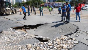 Su borusu patlayınca yol çöktü