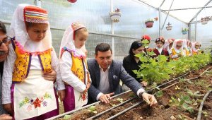 Tütüncü, okul serasına çocuklarla çilek ekti