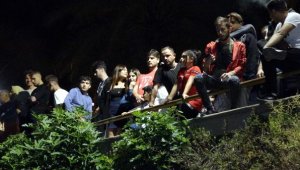 'Falezlere yaklaşmak yasaktır' tabelası önünden 15 metreden düştü