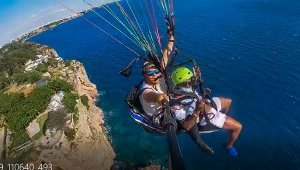 ABD'li turist, paraşütte heyecandan bayıldı