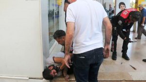 Adına para gelmediğini öğrenince bıçakla müdürün odasına girdi
