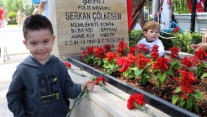 Adını taşıdığı şehit dayısının mezarını sulayıp karanfil bıraktı