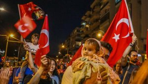 Antalya'da binlerce kişi fener alayında yürüdü