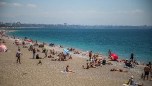 Antalya'da tatilciler denize girip güneşlendi