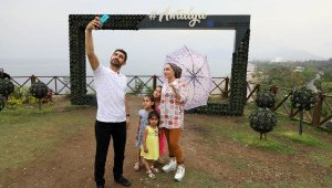 Bayram tatilinin gözdesi Antalya'da yağmur sürprizi
