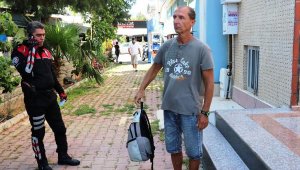Çantası çalındı, yalın ayak hırsızların peşine düştü
