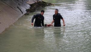 Dalgıçlar, kayıp Afgan çocuğu kanalda ele ele tutuşarak aradı