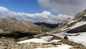Gazipaşa'da karla kaplı yayla yolları açılıyor