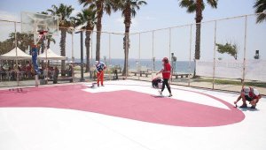 Genç gönüllüler basketbol sahalarını boyadı