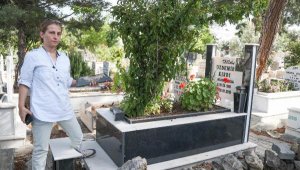 Hırsızların çevre demirlerini çaldığı babasının mezarı başında gözyaşı döktü
