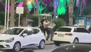 Kafe önünde 3 kişinin yaralandığı silahlı- sopalı kavga kamerada