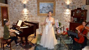Kaleiçi'nde operalı akşam