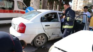 Kazada, otomobilde sıkışan genç kızı itfaiye kurtardı