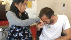 Kendisini böbreğiyle hayata bağlayan Japon eşinin ellerini öptü