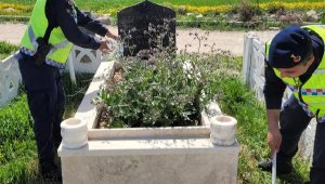 Korkuteli'de jandarma şehit kabirlerini temizledi