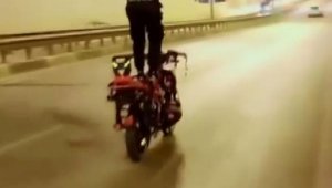 Motosikleti ayakta sürdü; o anlar kamerada