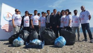 Öğrenciler sahil temizliği yaptı