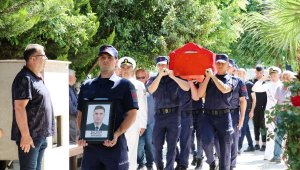 Öldürülen uzman çavuş, gözyaşlarıyla toprağa verildi