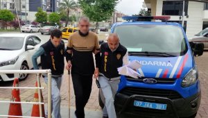 Polis, hırsızlık şüphelisini bastonundan yakaladı