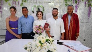 Rus ve Ukraynalı çift, ülkelerindeki savaş nedeniyle Antalya'da evlendi
