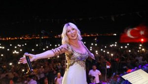 Seda Sayan, Alanya Uluslararası Turizm ve Sanat Festivali'nde sahne aldı