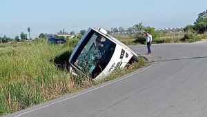 Serik'te midibüs devrildi