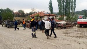 Şiddetli yağış taşkınlara neden oldu