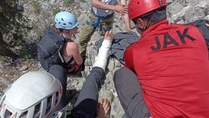 Sivri Dağ'a tırmanırken bacağı kırılan ABD'li turist helikopterle alındı