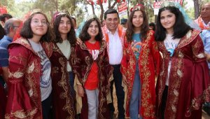 Tütüncü, Yörüklerin Şöleni'nde keşkek dağıttı