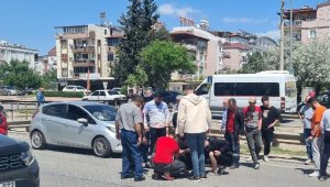Yolun karşısına geçerken otomobil çarptı