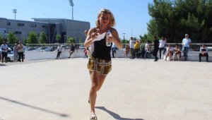 Adaylar sınavda, aileleri dışarıda ter döktü - Yeniden