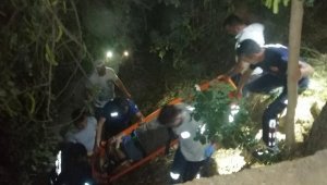 Ağaca takılı şemsiyeyi almak isterken düştü
