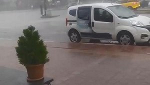 Antalya'da 'yaz yağmuru' günlük yaşamı olumsuz etkiledi
