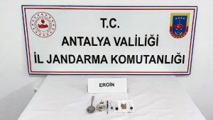 Aranan şüpheli uyuşturucuyla yakalandı