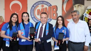Başkan Böcek, karne heyecanına ortak oldu