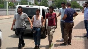 Çaldıkları araç arızalanınca iterek götürmek isteyen şüpheliler yakalandı